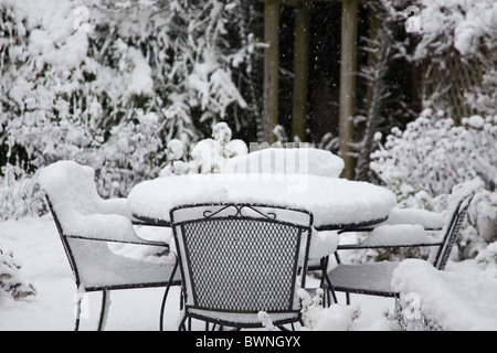 Selten über Nacht Schnee bedeckt Patio-Möbel in das Dorf Cossington auf die Polden Hügel in Somerset, England, UK Stockfoto