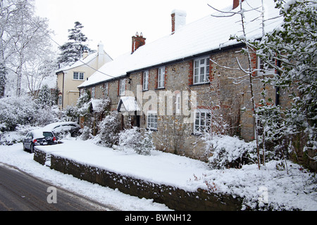 Selten über Nacht Schnee bedeckt Hütten im Dorf Cossington auf die Polden Hügel in Somerset, England, UK Stockfoto