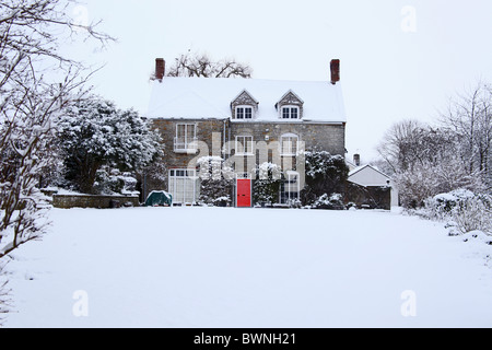 Selten über Nacht Schnee bedeckt ein Haus im Dorf Cossington auf die Polden Hügel in Somerset, England, UK Stockfoto