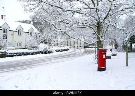 Selten über Nacht Schnee bedeckt das Dorf Cossington auf die Polden Hügel in Somerset, England, UK Stockfoto