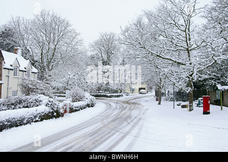 Selten über Nacht Schnee bedeckt das Dorf Cossington auf die Polden Hügel in Somerset, England, UK Stockfoto