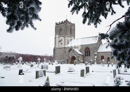 Selten über Nacht Schnee bedeckt den Kirchhof im Dorf Cossington auf Polden Hiulls in Somerset, England, UK Stockfoto