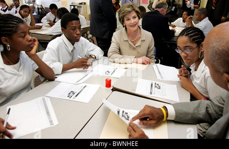 First Lady Laura Bush besucht Schüler Samen (Schulen für pädagogische Entwicklung und Entwicklung) in Washington DC, USA Stockfoto