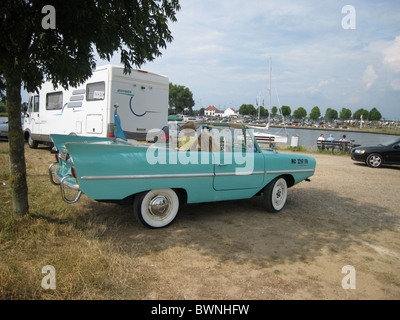 1960er Jahre Amphicar auf dem trockenen Stockfoto