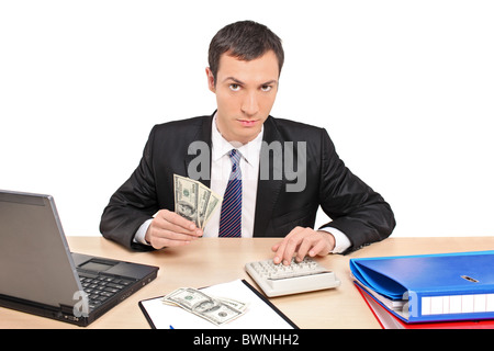 Eine Ansicht eines Geschäftsmannes Geldzählen in seinem Büro Stockfoto