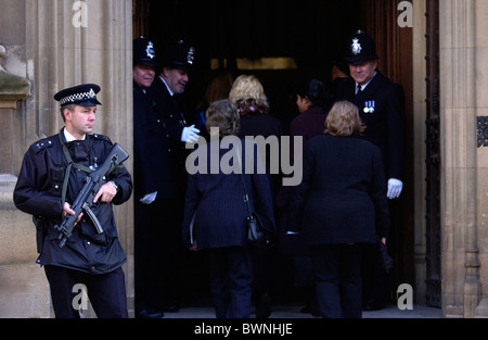 Bewaffnete Polizisten mit Gewehren halten Wache, während Prüfungen, von der Polizei am Palace of Westminster, die Houses of Parliament in London vorgenommen werden Stockfoto