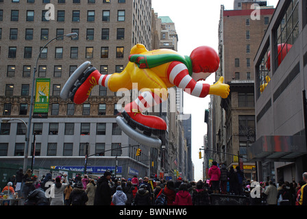 Ballon in 2010 beobachten Macy's Thanksgiving Day Parade in New York City, USA, Ronald McDonald Balloon Stockfoto