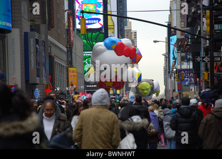 Ballon in 2010 beobachten Macy's Thanksgiving Day Parade in New York City, USA, Hello Kitty, Luftballon Stockfoto