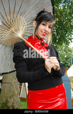 bunte junge Frau an Elf Fantasy Fair Arcen Niederlande Stockfoto