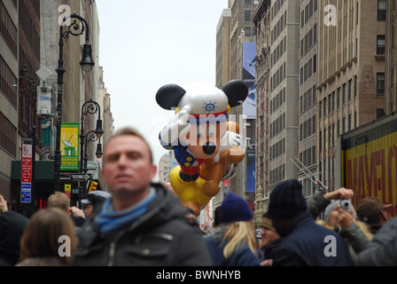 Ballon in 2010 beobachten Macy's Thanksgiving Day Parade in New York City, USA, Mickey Mouse Ballon Stockfoto