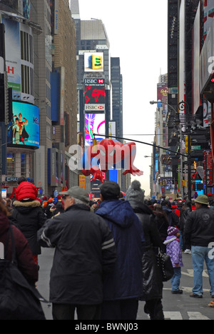 Zuschauer-Ballon in 2010 beobachten Macy's Thanksgiving Day Parade in New York City, USA, Spider Man Ballon Stockfoto