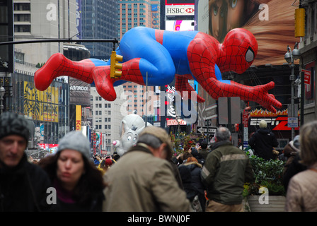 Zuschauer-Ballon in 2010 beobachten Macy's Thanksgiving Day Parade in New York City, USA, Spider Man Ballon Stockfoto