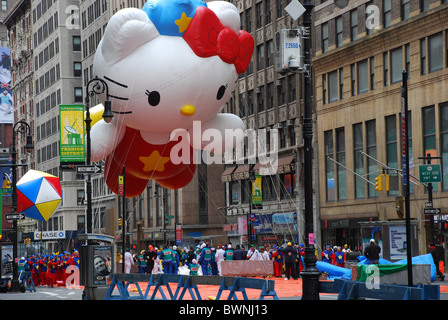 Zuschauer-Ballon in 2010 beobachten Macy's Thanksgiving Day Parade in New York City, USA, Hello Kitty Ballon Stockfoto