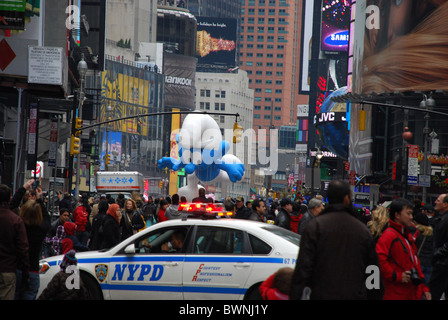 Zuschauer-Ballon in 2010 beobachten Macy's Thanksgiving Day Parade in New York City, USA, Smurf Ballon Stockfoto