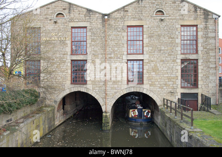 Schmale Fledermaus vertäut in einem Tunnel unter Wigan Pier am Leeds und Liverpool Kanal, Wigan, England. Stockfoto