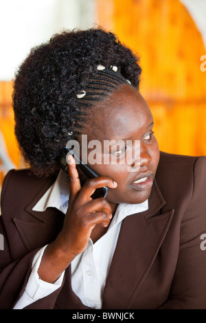 Junge Frau telefonieren mit einem Handy in Nairobi, Kenia Stockfoto