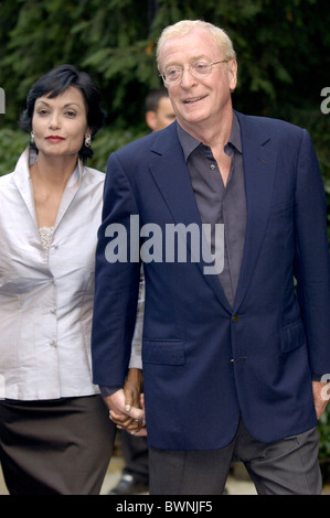 SCHAUSPIELER SIR MICHAEL CAINE UND FRAU SHAKIRA BEI SOCIETY PARTY IM CARLYLE QUADRAT IN CHELSEA, LONDON Stockfoto