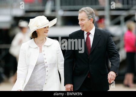 Premierminister Tony Blair und Cherie Blair bei der Parade für Falkland-Veteranen zum Gedenken an 25 Jahre seit Ende des Falkland-Krieg Stockfoto