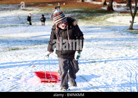 Im Woodthorpe Park in Nottingham Rodeln gehen Stockfoto