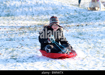 Im Woodthorpe Park in Nottingham Rodeln gehen Stockfoto