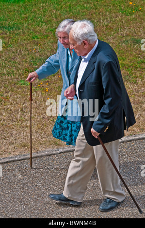 Reifen / mittleren Alters paar Pflaster - Frankreich entlang. Stockfoto