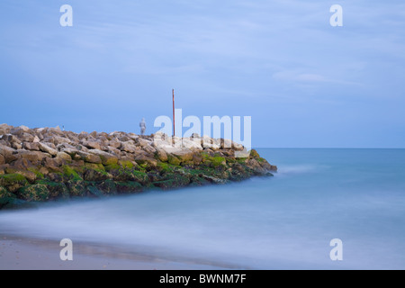 Die schöne Küstenlandschaft am zuvorkommend Beach in Dorset. Stockfoto