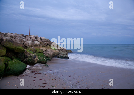 Die schöne Küstenlandschaft am zuvorkommend Beach in Dorset. Stockfoto