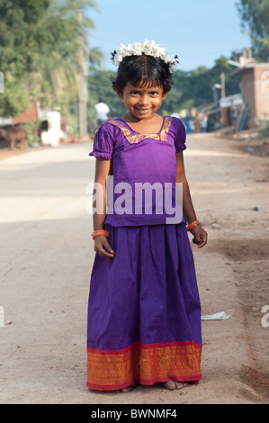 Lächelnd glücklich indische Mädchen auf der Straße von einer ländlichen indischen Dorf. Andhra Pradesh, Indien Stockfoto