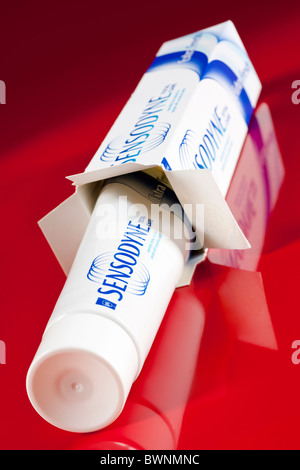 Schlauch extra frische Sensodyne total Care und Box Stockfoto