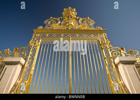 Das Schloss von Versailles königliche goldene Tor (Versailles - Frankreich). La Grille Royale Dorée À l ' or fin du Château de Versailles Stockfoto