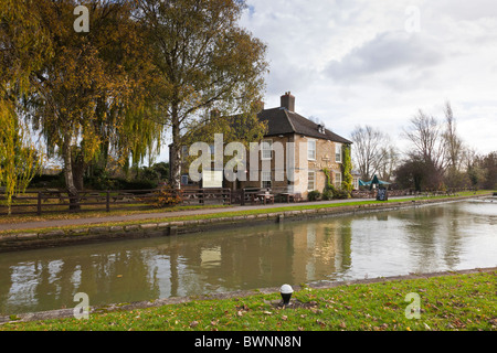 Die "Navigation" Wirtshaus an der Seite der Grand Union Canal, Stoke Bruerne, Northamptonshire, UK Stockfoto