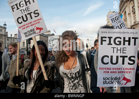 Schüler-Protest gegen Erhöhung der Studiengebühren endete in Gewalt und Polizei Kettling in Whitehall London 24.11.10 Stockfoto