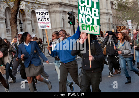 Schüler-Protest gegen Erhöhung der Studiengebühren endete in Gewalt und Polizei Kettling in Whitehall London 24.11.10 Stockfoto