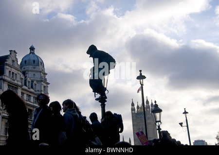 Schüler-Protest gegen Erhöhung der Studiengebühren endete in Gewalt und Polizei Kettling in Whitehall London 24.11.10 Stockfoto