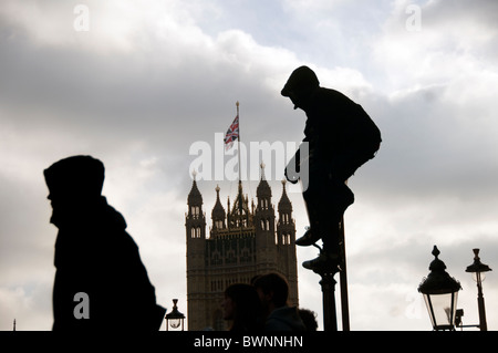 Schüler-Protest gegen Erhöhung der Studiengebühren endete in Gewalt und Polizei Kettling in Whitehall London 24.11.10 Stockfoto