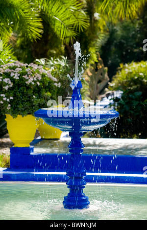 Blau lackierten Wasser Brunnen Jardin Majorelle Marrakech Stockfoto