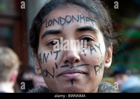 Schüler-Protest gegen Erhöhung der Studiengebühren endete in Gewalt und Polizei Kettling in Whitehall London 24.11.10 Stockfoto