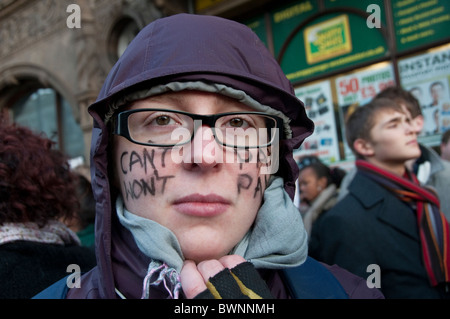 Schüler-Protest gegen Erhöhung der Studiengebühren endete in Gewalt und Polizei Kettling in Whitehall London 24.11.10 Stockfoto