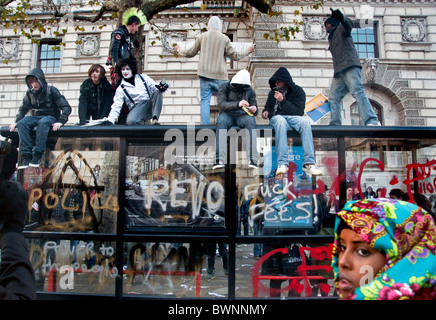 Schüler-Protest gegen Erhöhung der Studiengebühren endete in Gewalt und Polizei Kettling in Whitehall London 24.11.10 Stockfoto