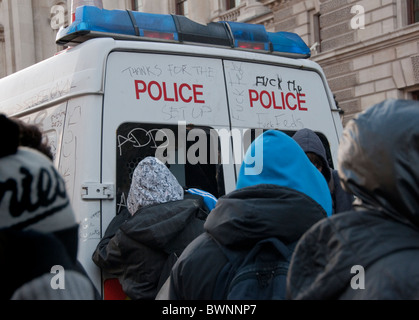 -Schaden Polizei van wenn links in der Mitte der Ersttäter Studenten protestieren gegen Erhöhung der Studiengebühren. Whitehall London 24. Stockfoto