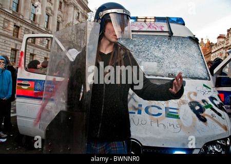 -Schaden Polizei van wenn links in der Mitte der Ersttäter Studenten protestieren gegen Erhöhung der Studiengebühren. Whitehall London 24. Stockfoto