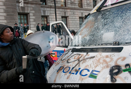 -Schaden Polizei van wenn links in der Mitte der Ersttäter Studenten protestieren gegen Erhöhung der Studiengebühren. Whitehall London 24. Stockfoto