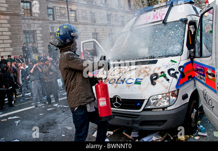 -Schaden Polizei van wenn links in der Mitte der Ersttäter Studenten protestieren gegen Erhöhung der Studiengebühren. Whitehall London 24. Stockfoto