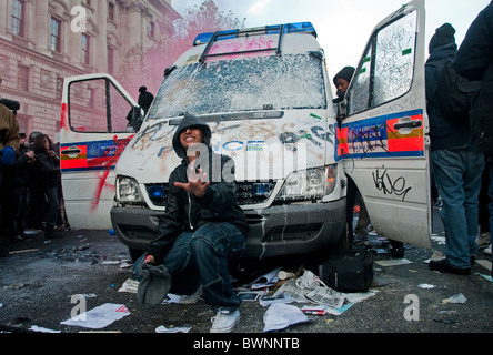 -Schaden Polizei van wenn links in der Mitte der Ersttäter Studenten protestieren gegen Erhöhung der Studiengebühren. Whitehall London 24. Stockfoto