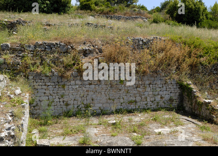 Eine schöne Aussicht auf die Hügel der Halbinsel Ratte in der Stadt Cavtat zu den Ruinen der Villa Romana. Die Bauweise zeigt Stockfoto