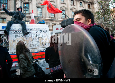 -Schaden Polizei van wenn links in der Mitte der Ersttäter Studenten protestieren gegen Erhöhung der Studiengebühren. Whitehall London 24. Stockfoto