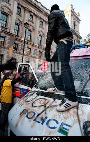 -Schaden Polizei van wenn links in der Mitte der Ersttäter Studenten protestieren gegen Erhöhung der Studiengebühren. Whitehall London 24. Stockfoto