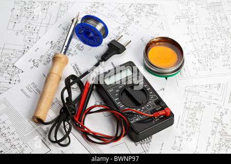 Elektronische Bauteile auf dem Schaltplan-Hintergrund. Stockfoto