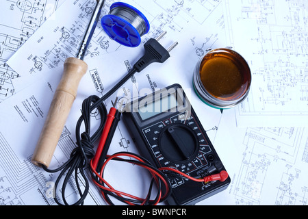 Elektronische Bauteile auf dem Schaltplan-Hintergrund. Stockfoto