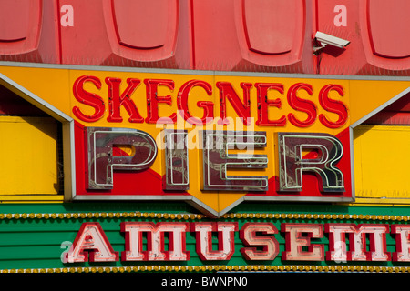 Leuchtreklame in Skegness Pier Amusements, Lincolnshire Küste, UK-Oktober 2010 Stockfoto